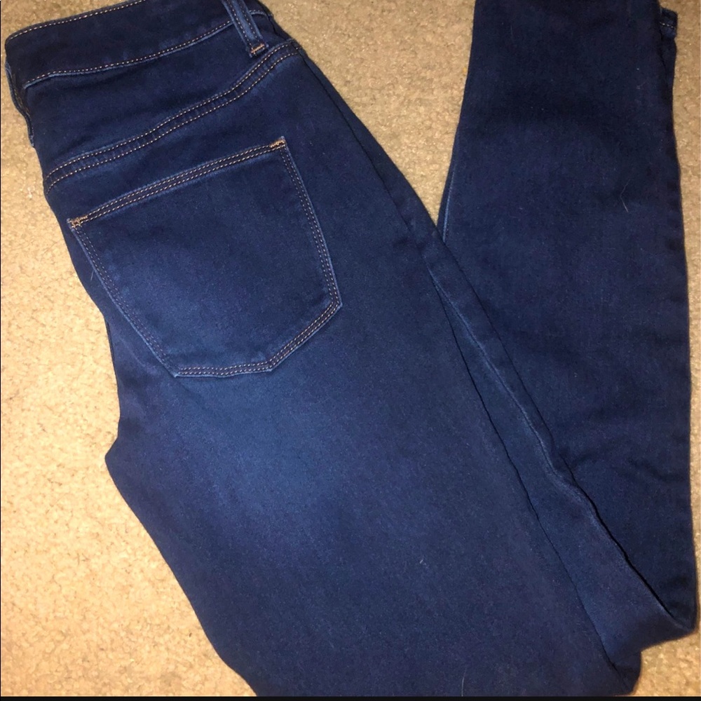 Universal Thread Women’s Size 2 High Rise Skinny Jean dark wash